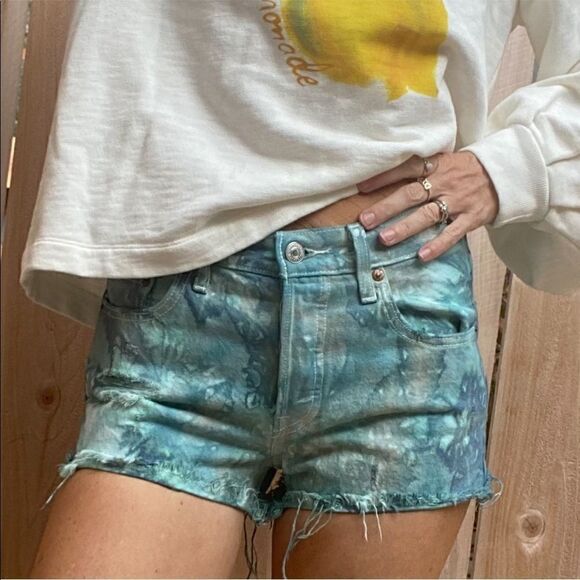 Levi’s 501 tie dyed distressed denim shorts size 24 - Picture 1 of 11